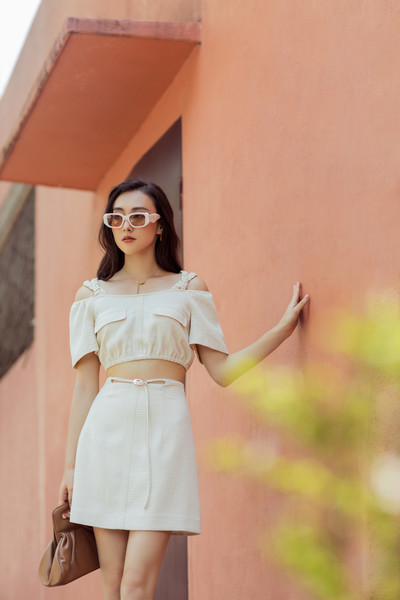 Set áo croptop trễ vai và chân váy